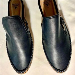 John Fluevog  NWOB Leather Flats 9.5 Sandals